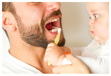 Baby beim Zähneputzen